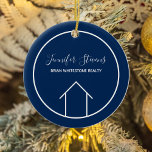 Ornamento De Cerâmica Natal da Empresa Imobiliária marinho Blue<br><div class="desc">Este Enfeites de natal de corretor moderno é personalizado com o nome da sua empresa real sob o nome do agente na tipografia quic. Este presente verde e branco minimalista apresenta um desenho simples de uma casa. Férias contemporâneas presentes para um agente que trabalha para ajudá-lo a comprar de uma...</div>
