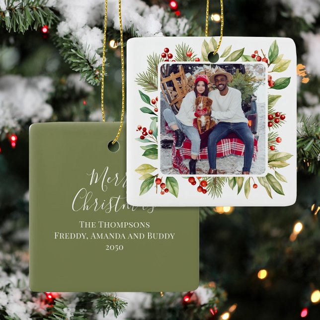 Ornamento De Cerâmica Natal da Folhagem Vermelha e Verde (Christmas tree ornament decor with red and green winter foliage. )