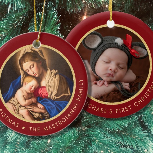 Ornamento De Cerâmica Natal de 1rua de Madonna e Bebê Religioso (Catholic Baby's 1st Christmas ornament with Madonna and Child in red and gold)
