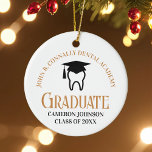 Ornamento De Cerâmica Natal de Formatação Personalizada da Escola Secund<br><div class="desc">Este Enfeites de natal de manutenção da graduação de escola dentária personalizada chic apresenta um dente vestindo um boné de formatura para uma classe de formando dentário de 2025. Personalize com seu ano de graduação um higienista dentário personalizado excelente,  ortodontista ou presente de formatura dentária.</div>