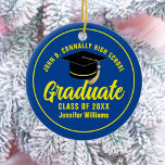 Ornamento De Cerâmica Natal de Graduação Personalizada do Formando Amare<br><div class="desc">Este Enfeites de natal de formando personalizado moderno, azul e amarelo, apresenta seu segundo grau ou nome de faculdade para a classe de 2025. Personalize com o seu ano de graduação com o script de chic manuscrito e o boné de formando preto para um presente de graduação personalizado de excelente....</div>