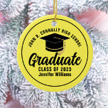 Ornamento De Cerâmica Natal de Graduação Personalizada do Formando Amare<br><div class="desc">Este Enfeites de natal mais velho personalizado moderno amarelo e preto apresenta o seu segundo grau ou nome da faculdade para a classe de 2025. Personalize com o seu ano de graduação com o script de chic manuscrito e o boné de formando preto para um presente de graduação personalizado de...</div>
