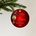 Ornamento De Cerâmica Natal de ouro vermelho<br><div class="desc">Um fundo de gradiente vermelho. Decorado com borbulhas vermelhas e douradas. Personalize e adicione seu nome,  ano. Texto: Feliz Natal</div>