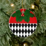 Ornamento De Cerâmica Natal do padrão branco preto do Harlequin<br><div class="desc">Decorre a sua árvore de Natal com este padrão festivo de harlequina preto e branco,  ornamento cerâmico. Este ornamento apresenta folhas verdes,  sagradas e bagas vermelhas. Vire para personalizar com suas próprias palavras.</div>