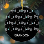 Ornamento De Cerâmica Natal do padrão de jogos personalizados para o jog<br><div class="desc">Um presente de Enfeites de natal personalizado incrível para jogos com um controlador legal para jogos e padrão para auscultadores para um jogador. Personalize com um nome em branco no ornamento preto.</div>