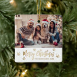 Ornamento De Cerâmica Natal Dourado e branco do floco de neve moderno<br><div class="desc">O moderno Elegante Script Snowflake Dourado e Branco Foto Feliz Natal Ornament Cerâmico Feriado. Recursos um) modelo de foto texto "Feliz Natal". O texto de saudação do "Feliz Natal" é escrito em um belo roteiro de fontes brancas com letras brancas e em volta de flocos de neve dourados em fundo...</div>