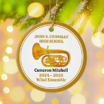 Ornamento De Cerâmica Natal Dourado para Banda de Segundo grau Tuba<br><div class="desc">Este moderno segundo grau de ouro personalizado banda marchante apresenta o nome do estudante e da banda sob o instrumento tuba. Personalize os membros de bandas de concerto,  som eólico ou sintonia,  ou o seu diretor,  para obter um presente de manutenção da graduação do excelente.</div>