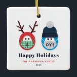 Ornamento De Cerâmica Natal Mascarado e Personalizado de Chanucá<br><div class="desc">Adicione um pouco de humor à sua árvore ou a alguém que você ama com este engraçado Natal e o ornamento temático de Hanukkah. O design apresenta uma rena mascarada e uma pessoa vestindo uma estrela de um chapéu de impressão de inverno e um "oi"! máscara. O que poderia ser...</div>