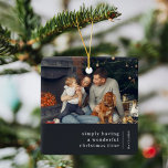 Ornamento De Cerâmica Natal minimalista | Foto da família das Cinzas de<br><div class="desc">Um ornamento de fotos de feriado moderno na na moda com uma tipografia clássica cita "simplesmente tendo um maravilhoso tempo de natal" com uma linha divisória e um nome de família com uma direção vertical de texto em branco. O design tem uma cor de cinza de ardósia e está no...</div>