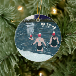 Ornamento De Cerâmica Natal nadando no lago de neve em Santa Hats