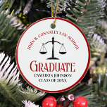 Ornamento De Cerâmica Natal Personalizado da Faculdade de Direito Negro<br><div class="desc">Este moderno Enfeites de natal de graduação de direito vermelho e preto apresenta tipografia clássica para uma classe de formando de 2025. Personalize com o seu ano de graduação sob a escala de justiça para um advogado personalizado ou presente de advogado excelente.</div>