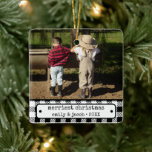 Ornamento De Cerâmica Natal Personalizado da Xadrez Rustic One Photo Vin<br><div class="desc">Apresentando nossa Xadrez rustica de uma foto na Vintage Ornament Cerâmico de Natal personalizado, um encantador aditamento ao seu decoro de férias. Este ornamento combina lindamente elementos clássicos e modernos, fazer-o um ajustado perfeito para uma atmosfera de Natal aconchegante e nostálgica. Apresentando um padrão de gingham preto eterno, este ornamento...</div>