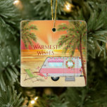 Ornamento De Cerâmica Natal personalizado de Camper Beach do RV<br><div class="desc">Esta mais quente deseja um ornamento cerâmico de natal de Natal apresenta um belo Câmera de RV na praia. É decorada com luzes, uma coroa e dois Papais noeis cor-de-rosa decorações de jardas flamingas. A campista é cercada por palmeiras com luzes festivas de férias e no fundo o sol está...</div>