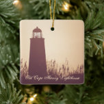 Ornamento De Cerâmica Natal personalizado do antigo Farol do Cabo Henry<br><div class="desc">Old Cape Henry Lighthouse - Virginia Beach,  VA Holiday Christmas Tree Cerâmica Ornament de Michelle Istanish - O dorso pode ser personalizado com um nome,  ano ou qualquer texto que você queira adicionar. -</div>