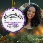 Ornamento De Cerâmica Natal Personalizado do Coro de Segundo grau Roxo<br><div class="desc">Este Enfeites de natal roxo moderno do  segundo grau apresenta o nome do estudante e do coral sob o funcionarios musical com notas de clave e música triplas. Personalize para um cantor,  professor de coro ou diretor para um presente de graduação de excelente.</div>