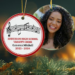 Ornamento De Cerâmica Natal Personalizado do Coro do Segundo grau Vermel<br><div class="desc">Este moderno Enfeites de natal vermelho do segundo grau apresenta o nome do estudante e do coral sob o funcionarios musical com três notas de clave e música. Personalize para um cantor,  professor de coro ou diretor para um presente de graduação de excelente.</div>