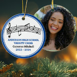 Ornamento De Cerâmica Natal Personalizado do Coro Variável do Segundo gr<br><div class="desc">Este moderno Enfeites de natal de coro azul segundo grau apresenta o nome do estudante e da corale sob o funcionarios musical com notas de clave e música triplas. Personalize para um cantor,  professor de coro ou diretor para um presente de graduação de excelente.</div>