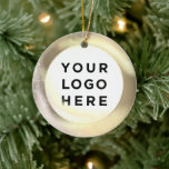 Ornamento De Cerâmica Natal personalizado do logotipo da sua empresa<br><div class="desc">O logotipo de sua empresa Personalizar o ornamento cerâmico de Natal. Escolha a cor de fundo e o tamanho do logotipo.
Personalize seu presente de decoração de árvore de Natal da Foto Ornament cerâmico em tons de ouro brilhando</div>