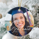 Ornamento De Cerâmica Natal Personalizado para Graduação 2 da Tendy 2023<br><div class="desc">Este presente de Enfeites de natal de graduação duplamente lateral da tendência apresenta um sofisticado script branco manuscrito sobre uma foto de cheio chic do seu formando. Personalize essa manutenção de formando com uma fotografia de segundo grau,  faculdade ou universidade,  na frente e atrás.</div>