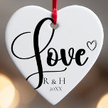 Ornamento De Cerâmica Natal Personalizado Simples Elegante Minimalista<br><div class="desc">Apresentando nosso Simples Elegante Mínimo e Personalizado Ornamento Cerâmico de Natal Personalizado. Este design preto e branco incorpora a essência de um Natal limpo e simples e minimalista. É a escolha perfeita para comemorar várias ocasiões, de um primeiro Natal engajado a um presente de aniversário ponderado para um marido e...</div>