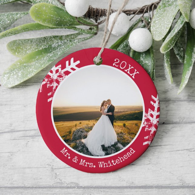 Ornamento De Cerâmica Natal Red Newlywn Floco de Neve 1rua (Rustic snowflake newlywed holiday keepsake photo ornament perfect for gifts to bring joy to others.)