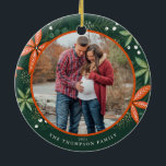 Ornamento De Cerâmica Natal Winter Botanicals Green Holiday Foto<br><div class="desc">É a época mais maravilhosa do ano. Apresenta as suas fotografias favoritas com este ornamento botânico de fotografias de Natal. Apresenta poinsetos vermelhos e verdes,  winterberry e agulha de pinheiro. Personalize adicionando fotos,  ano e assinatura familiar. Este ornamento de fotos de feriado floral será perfeito como presente de Natal.</div>