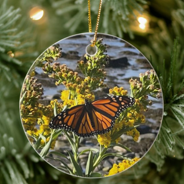 Ornamento De Cerâmica Natureza Floral da Borboleta Monarca (Monarch Butterfly Christmas Ornament, Holiday Gift for Nature Lover, Scenic Photography)