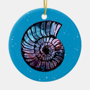 Ornamento De Cerâmica Nebulosa com estrelas numa casca de Nautilus