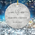 Ornamento De Cerâmica Neve prateada nome sr. elegant recém-weds<br><div class="desc">Decorado com a Sra. com coração. Um fundo prateado falso decorado com falso flocos de neve,  cristais de neve. Personalize e adicione seus nomes e sua data de casamento. Texto preto.</div>