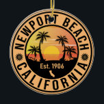 Ornamento De Cerâmica Newport Beach California Vintage Souvenirs<br><div class="desc">Este retro Newport Beach,  do California Vintage design,  faz um excelente de Natal ou presente de aniversário para fãs do Newport Beach State Beach. A design de vibração do verão é um presente perfeito para amantes de viagem e fãs de destino tropicais.</div>