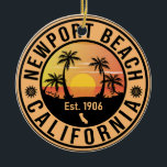 Ornamento De Cerâmica Newport Beach California Vintage Souvenirs<br><div class="desc">Este retro Newport Beach,  do California Vintage design,  faz um excelente de Natal ou presente de aniversário para fãs do Newport Beach State Beach. A design de vibração do verão é um presente perfeito para amantes de viagem e fãs de destino tropicais.</div>