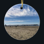 Ornamento De Cerâmica Newport Pier, Newport Beach, Califórnia<br><div class="desc">Vista do Newport Pier em Newport Beach,  Califórnia. O píer foi construído em 1889 e é um marco da Praia Newport. É um lugar muito popular para pescadores e surfistas locais! Foto: novembro de 2022.</div>