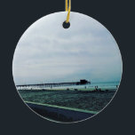 Ornamento De Cerâmica Newport Pier, Newport Beach, Califórnia<br><div class="desc">Uma vista de retorno do Newport Pier em Newport Beach,  Califórnia. O píer foi construído em 1889 e é um marco da Praia Newport. É um lugar muito popular para pescadores e surfistas locais! Esta foto foi tirada em janeiro de 2016.</div>