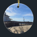 Ornamento De Cerâmica Newport Pier, Newport Beach, Califórnia<br><div class="desc">Newport Pier em Newport Beach,  Califórnia. O píer foi construído em 1889 e é um marco da Praia Newport. É um lugar muito popular para pescadores locais e tem visões excelentes em todas as direções! Foto: novembro de 2022.</div>