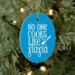 Ornamento De Cerâmica Ninguém cozinha como a Yyayia, foto da avó grega<br><div class="desc">Ninguém cozinha como a Yeayia! Esta Enfeites de natal de avó grega é um presente perfeito para o melhor chef que você conhece - sua ceia. Personalize esta design original de ornamento branco e azul grego por Lea Delaveris Design com uma foto de yayia. Este Enfeites de natal faz um...</div>