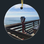 Ornamento De Cerâmica No Newport Pier, Newport Beach, Califórnia<br><div class="desc">Veja no píer em Newport Beach,  Califórnia. Uma bela manhã ensolarada,  poucas pessoas no cais com muitos bancos abertos e os achados clássicos de visão. Foto: novembro de 2022.</div>