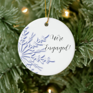 Ornamento De Cerâmica Noivado azul e branco do floco de neve