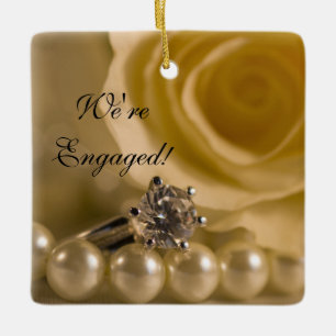 Ornamento De Cerâmica Noivado de Rosa Branca, Anel e Pérolas