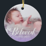 Ornamento De Cerâmica Nome amado da foto do bebê do roxo | & Stats do<br><div class="desc">Ornamento para o primeiro Natal do seu bebê no roxo com nome e foto do seu bebê. Na parte traseira,  em uma cor roxa de harmonização com três corações e no texto customizável onde você pode redigir a informação do nascimento do seu bebê.</div>