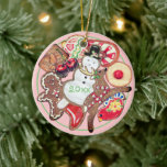 Ornamento De Cerâmica Nome da Data da Placa de Troca de Cookies de Natal<br><div class="desc">Uma maneira fofa de se lembrar de um evento especial de assar de ano! Um ornamento perfeito para uma troca de biscoitos, ele apresenta meus designs de biscoitos de férias pintados à mão em um "prato" rosa e verde de açúcar. Há um modelo de encontro no boneco de neve para...</div>