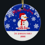 Ornamento De Cerâmica nome da família snowman<br><div class="desc">Belo e bonito Enfeites de natal. Este ornamento é inspirado pela véspera de Natal,  Você gosta de flocos de neve,  homens de neve e cores azuis? se é assim que este ornamento pode ser para você! Clique em personalizar para começar a personalizar!</div>