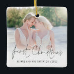 Ornamento De Cerâmica Nome da Foto Ano Primeiro Natal Sra.<br><div class="desc">Foto: Sobreposição de Nomes no Primeiro Natal, como Sra. e Sra. Para comemorar seu primeiro feriado como casal casado, personalize facilmente seus nomes e ano. Com um roteiro elegante para o Primeiro Natal. Escolha sua foto favorita para substituir a imagem de exemplo. As alterações nas cores do texto podem ser...</div>