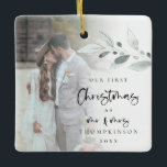 Ornamento De Cerâmica Nome da Foto de Natal Casada Ano Script Cer<br><div class="desc">Primeiro Roteiro do Ano da Foto do Natal Casado Um enfoque romântico para celebrar a época especial do seu primeiro Natal como Sr. e Sra. e lembrança nas próximas férias. A tipografia para o Natal e o Sr. e a Sra. estão em uma escrita moderna e o resto do texto...</div>
