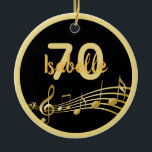 Ornamento De Cerâmica nome das notas de ouro preto de 70 aniversário<br><div class="desc">Fundo preto com notas falsas de música dourada para uma festa de aniversário 70. Com um quadro colorido de ouro. Personalize e adicione um nome e uma idade. O nome é escrito em um script de estilo manuscrito. Ouro e número. Para ele e para ela. Excelente como presente de aniversário...</div>