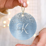 Ornamento De Cerâmica Nome do Monograma da Glitter de Prata de Metal Bru<br><div class="desc">Personalize facilmente esse design de ornamento chic moderno com brilho bonito cintilante prateado em um fundo metálico azul escovado.</div>