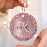 Ornamento De Cerâmica Nome do Monograma da Lâmina Rosa Bruta de Metal Gl<br><div class="desc">Personalize facilmente este design de suporte de ornamento chic moderno com brilho brilhante bonito rosado e robusto num fundo metálico roxo e roxo.</div>