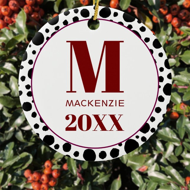 Ornamento De Cerâmica Nome do Monograma da Spot Dalmática Ano Vermelho e (Fun Dalmatian spot personalized monogram initial name year ornament)