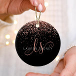Ornamento De Cerâmica Nome do Monograma do Glitter Glitter Cor-de-Rosa r<br><div class="desc">Ornamentos Elegantes De Monogramas Com Glitter Dourado De Glam Rosa. Personalize facilmente este design de ornamentos de chic modernos com elegante brilho brilhante rosa de ouro em fundo preto. O design apresenta seu monograma manuscrito com espirais bonito e seu nome.</div>