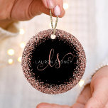 Ornamento De Cerâmica Nome do Monograma do Glitter Glitter Cor-de-Rosa r<br><div class="desc">Ornament Elegante Elegante Glitter Dourado Rosa Glam. Personalize facilmente este design de ornamento chic moderno com elegante brilho rosa de ouro brilhante em fundo preto. O design apresenta seu monograma manuscrito com espirais bonito e seu nome.</div>