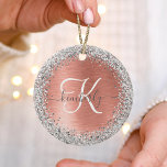 Ornamento De Cerâmica Nome do Monograma do Glitter Metálico Brutado Dour<br><div class="desc">Personalize facilmente esse design de ornamento chic moderno com brilho bonito prateado cintilante em um fundo metálico derrubado de rosa.</div>